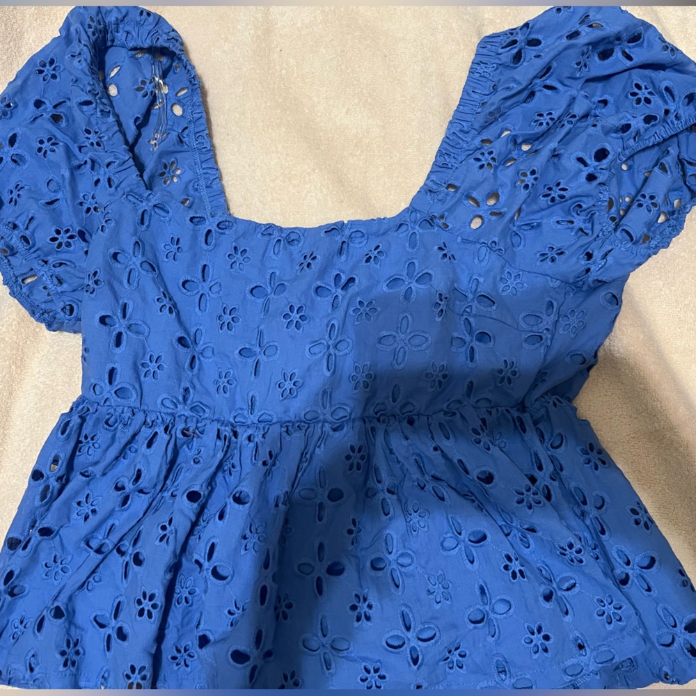 BRAND NEW Juniors Blue cotton eyelet puff-sleeve blouse